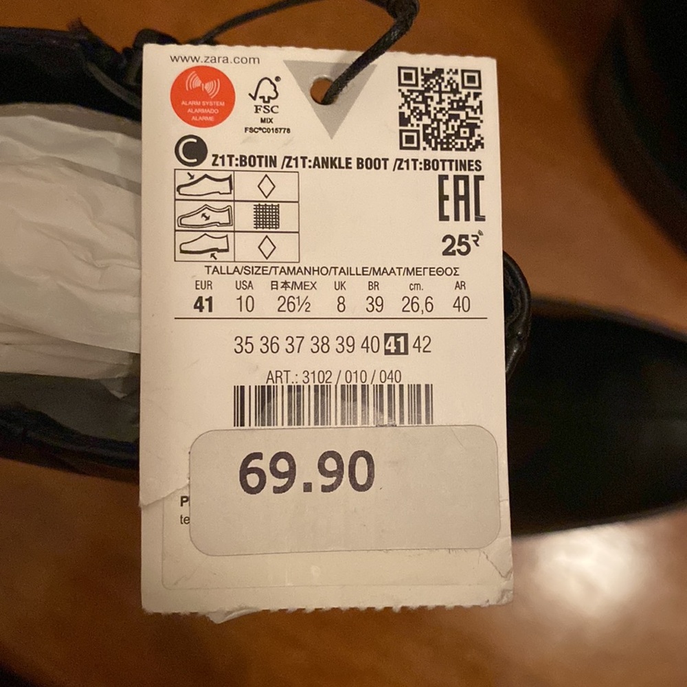 Brand new boots, selling because size is too big for me - Picture 4 of 4